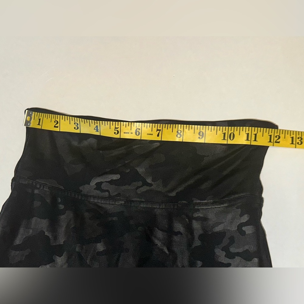 Spanx Faux Leather Leggings Black Camo Women’s Size Small Mid-Rise Skinny Slim - Picture 7 of 9